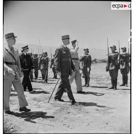 Le général de Gaulle salue le détachement qui lui rend les honneurs sur l'aérodrome de Boufarik.