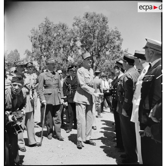 Sur l'aérodrome de Boufarik, le général de Gaulle salue les officiers présents à son arrivée.