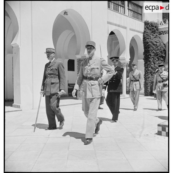 Le général d'armée Henri Giraud, commandant en chef civil et militaire, et le général de Gaulle arrivent au Palais d'été d'Alger.