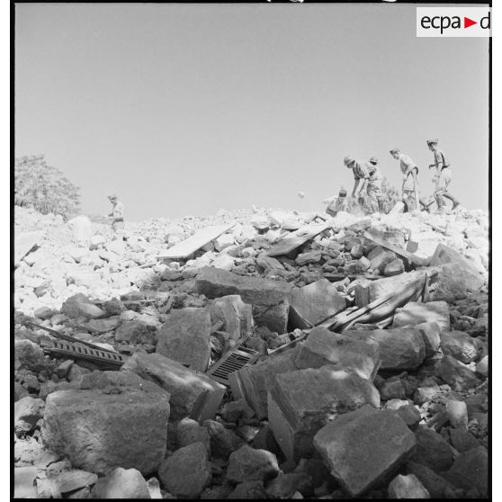Des soldats fouillent les décombres de la caserne d'Orléans à la recherche d'éventuelles victimes, après le bombardement des forces de l'Axe dans la nuit du 4 au 5 juin 1943.