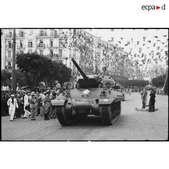 Défilé de chasseurs de chars TD (tanks destroyers) M10 du 7e RCA (régiment de chasseurs d'Afrique) lors du 14 juillet 1943 à Alger.