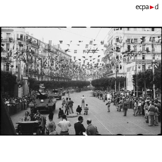 Défilé de chasseurs de chars TD (tanks destroyers) M10 du 7e RCA (régiment de chasseurs d'Afrique) lors du 14 juillet 1943 à Alger.