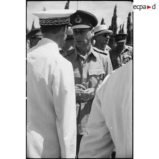 Lors d'une visite à Tunis, le roi George VI, souverain britannique, s'entretient avec monsieur Lafont.