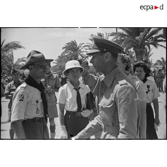 Lors d'une visite en Tunisie, le roi George VI, monarque britannique s'entretient avec le chef du groupement scout de Tunis.