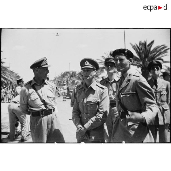 Des officiers britanniques accompagnent le roi George VI lors de sa visite à Tunis.