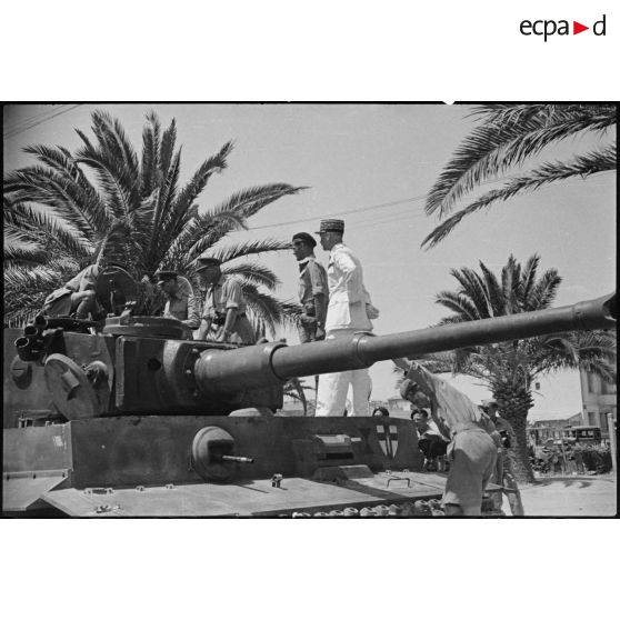 Lors d'une visite en Tunisie, le roi George VI, souverain britannique, se fait présenter un char lourd Panzerkampfwagen VI Tiger I (Tigre I) pris aux Allemands lors des combats dans Tunis.
