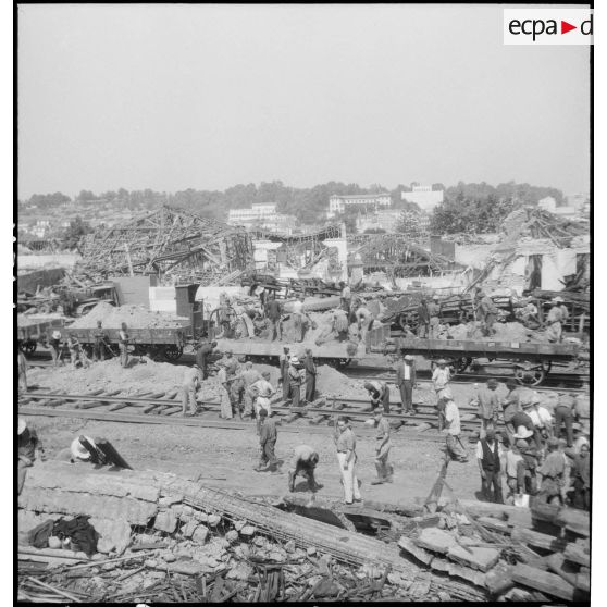 Remise en état des voies ferrées le lendemain de l'explosion d'un wagon de munitions en gare de Maison-Carrée.