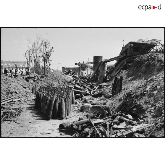 Suite à l'explosion d'un wagon de munitions en gare de Maison-Carrée ; des obus non explosés sont entreposés le long de la voie.