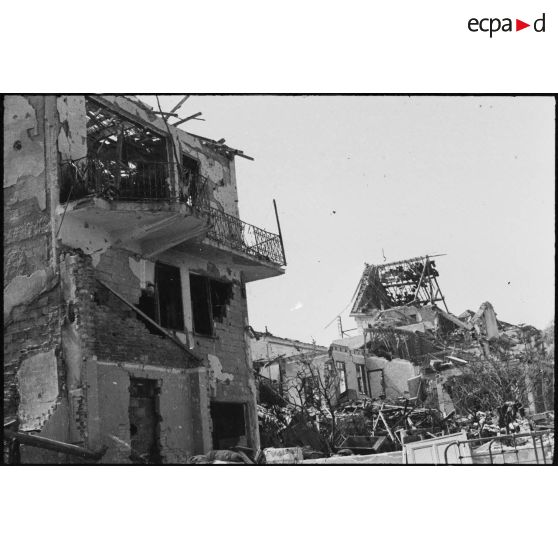 Ruines d'habitations situées à proximité de la gare ferroviaire de Maison-Carrée, suite à l'explosion d'un wagon de munitions le 4 juillet 1943.