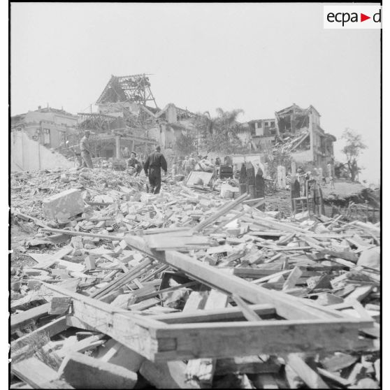 Ruines des habitations situées à proximité de la gare ferroviaire de Maison-Carrée, suite à l'explosion d'un wagon de munitions le 4 juillet 1943.