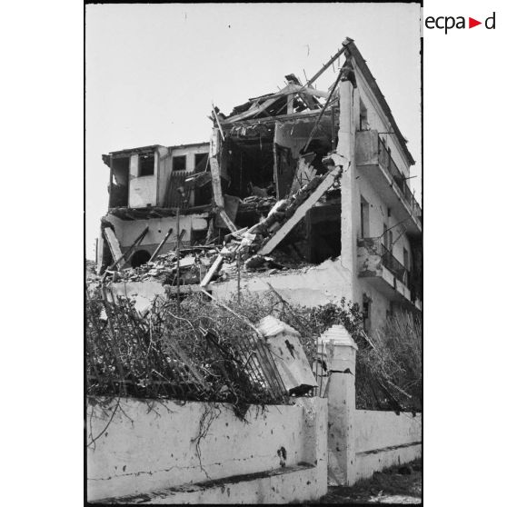 Ruines d'habitations situées à proximité de la gare ferroviaire de Maison-Carrée, suite à l'explosion d'un wagon de munitions le 4 juillet 1943.