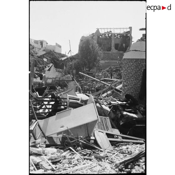 Ruines d'habitations situées à proximité de la gare ferroviaire de Maison-Carrée, suite à l'explosion d'un wagon de munitions le 4 juillet 1943.