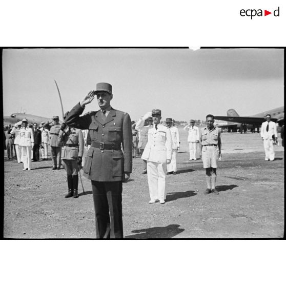 A son arrivée sur l'aérodrome d'El-Aouina de Tunis, le général de Gaulle, co-président du CFLN (Comité français de la Libération nationale), salue les troupes présentes.