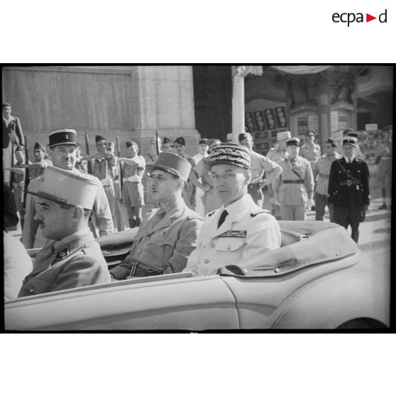 Le général de Gaulle, co-président du CFLN (Comité français de la Libération nationale) et le général de division Charles Mast, résident général de France en Tunisie, se rendent sur les lieux d'un défilé auquel ils vont assister.