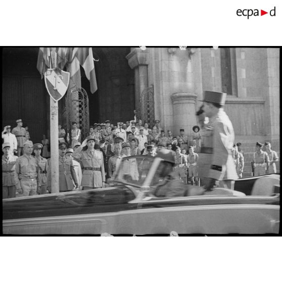Sur le parvis de la cathédrale Saint-Vincent-de-Paul de Tunis, le général de Gaulle, co-président du CFLN (Comité français de la Libération nationale), salue le général de brigade commandant les troupes qui défilent.