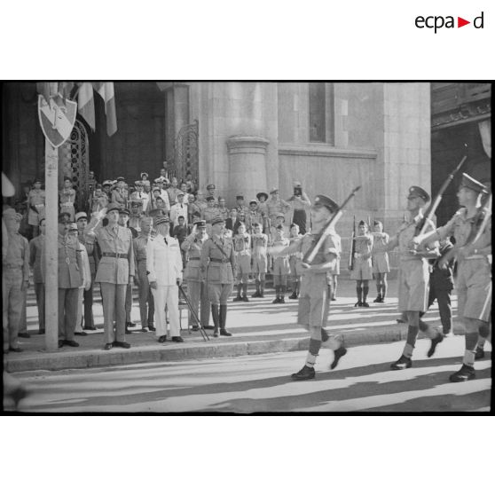 Sur le parvis de la cathédrale Saint-Vincent-de-Paul de Tunis, le général de Gaulle, co-président du CFLN (Comité français de la Libération nationale), salue un détachement de troupes britanniques ayant participé à la campagne de Tunisie.