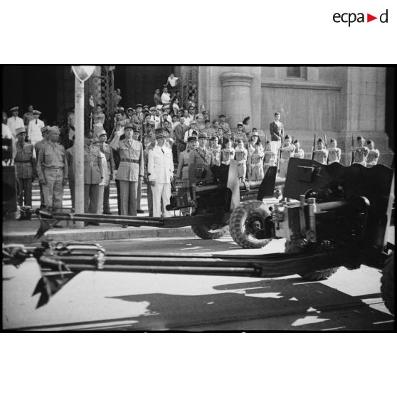 Sur le parvis de la cathédrale Saint-Vincent-de-Paul de Tunis, le général de Gaulle, co-président du CFLN (Comité français de la Libération nationale), salue le défilé de troupes alliées ayant participé à la campagne de Tunisie. Ici, des canons antichars d'une unité d'artillerie.