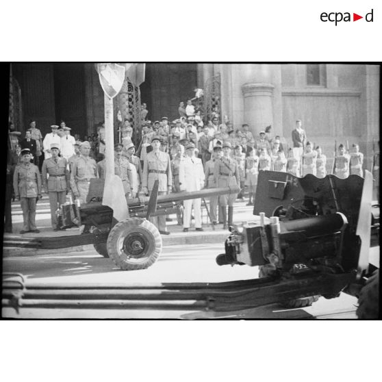 Sur le parvis de la cathédrale Saint-Vincent-de-Paul de Tunis, le général de Gaulle, co-président du CFLN (Comité français de la Libération nationale), assiste au défilé de troupes alliées ayant participé à la campagne de Tunisie. Ici, des canons antichars d'une unité d'artillerie.