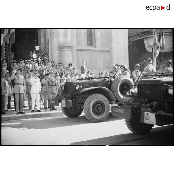 Sur le parvis de la cathédrale Saint-Vincent-de-Paul de Tunis, le général de Gaulle, co-président du CFLN (Comité français de la Libération nationale), assiste au défilé de troupes embarquées à bord de Dodge T214