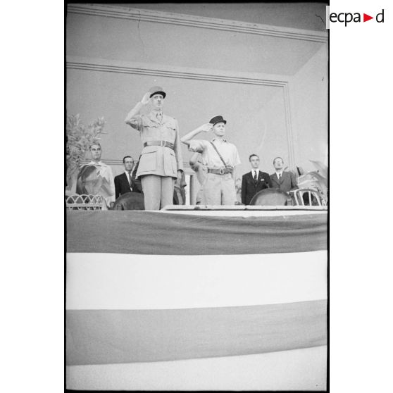 Au cours de sa visite à Tunis, le général de Gaulle, co-président du CFLN (Comité français de la Libération nationale), salue la foule depuis une tribune dressée sur l'esplanade Gambetta.