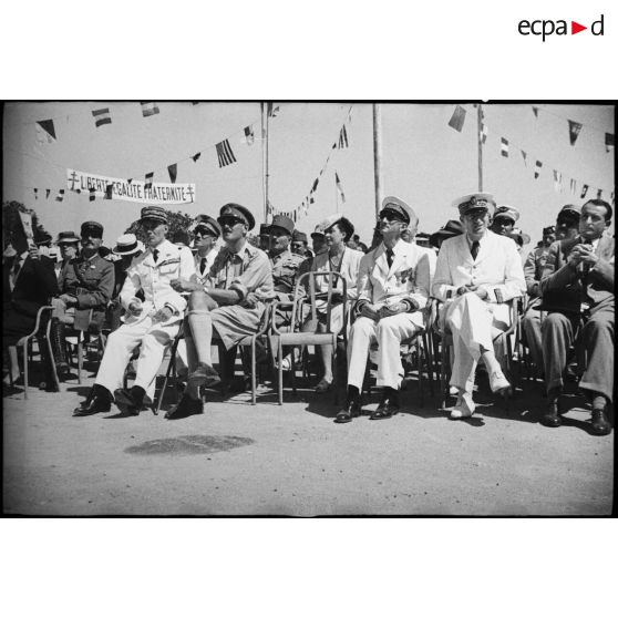 Des autorités écoutent le discours que le général de Gaulle, co-président du CFLN (Comité français de la Libération nationale), prononce depuis une tribune sur l'esplanade Gambetta lors d'une visite à Tunis.