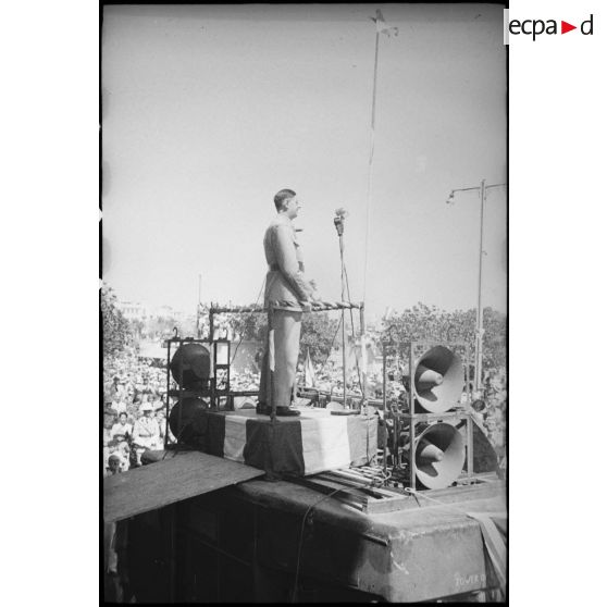 Le général de Gaulle, co-président du CFLN (Comité français de la Libération nationale), prononce un discours depuis une tribune sur l'esplanade Gambetta lors d'une visite à Tunis.