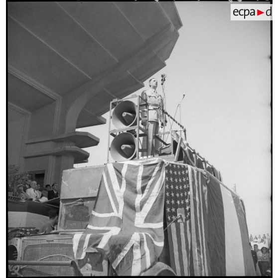 Le général de Gaulle, co-président du CFLN (Comité français de la Libération nationale), prononce un discours depuis une tribune sur l'esplanade Gambetta lors d'une visite à Tunis.