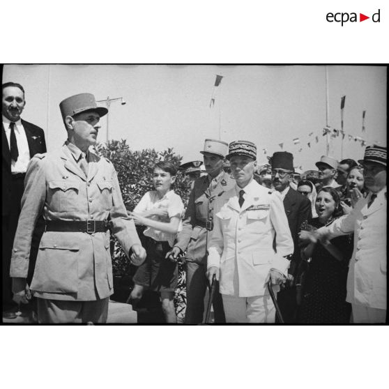 Le général de Gaulle, co-président du CFLN (Comité français de la Libération nationale), quitte l'esplanade Gambetta à Tunis où il vient de prononcer un discours.