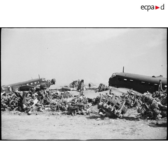 Epaves et débris d'avions de transport allemands Junkers Ju-52 sur l'aérodrome d'El-Aouina de Tunis.