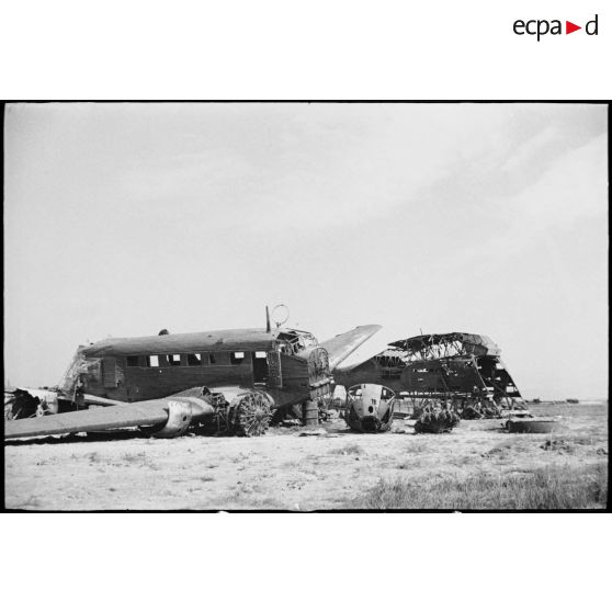 Epave et débris d'avions de transport allemands Junkers Ju-52 et Messerschmitt Me-232 Gigant sur l'aérodrome d'El-Aouina de Tunis.