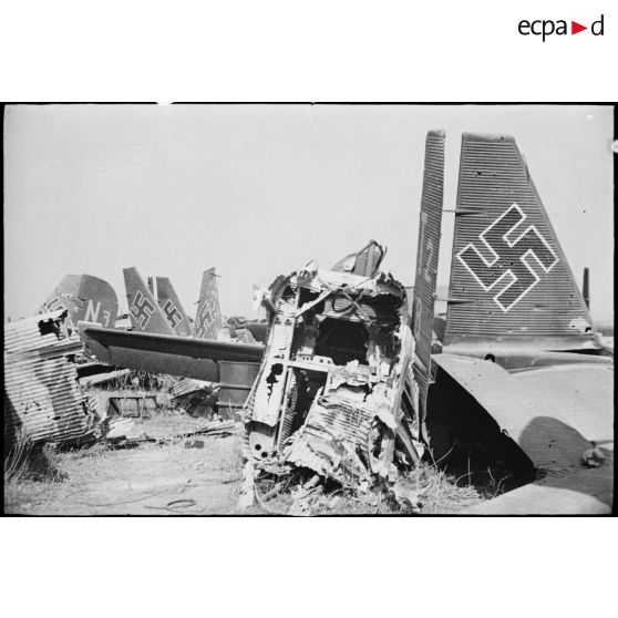 Empennages d'épaves d'avions de transport allemands Junkers Ju-52 sur l'aérodrome d'El-Aouina de Tunis.