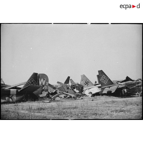 Epaves et débris d'avions de transport allemands Junkers Ju-52 sur l'aérodrome d'El-Aouina de Tunis.