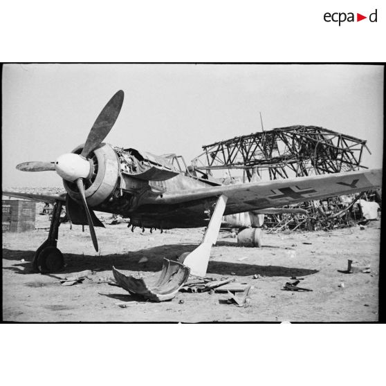 Epave du chasseur allemand Focke-Wulf FW 190A, code KM+EY, Werknummer Nr2676, du 3e groupe de l'escadrille de combat rapide III Gruppe/Schnellkampfgeschwader 10 (III/SKG10), sur l'aérodrome d'El-Aouina de Tunis.