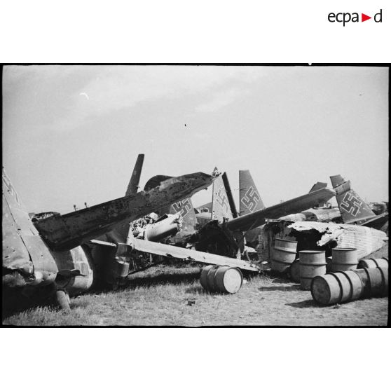 Epaves d'avions de transport allemands Junkers Ju-52 sur l'aérodrome d'El-Aouina de Tunis.