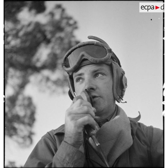 Un chef de char Sherman M4 est en liaison radio depuis la tourelle de son char lors d'une manoeuvre d'entraînement du CEF (corps expéditionnaire français) qui va être engagé en Italie.