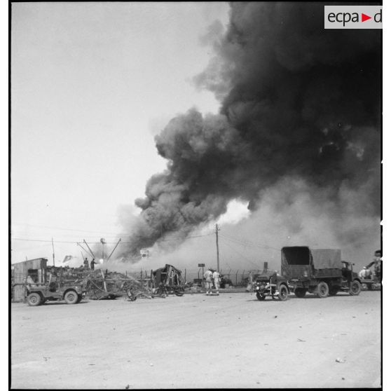 Panache de fumée dégagé par l'incendie d'un navire pétrolier dans le port d'Alger.