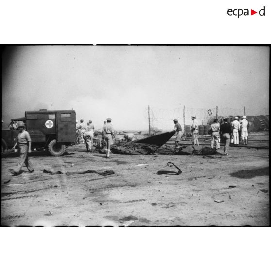 Les victimes de l'incendie d'un navire pétrolier sont rassemblées sur un quai du port d'Alger avant d'être évacuées.