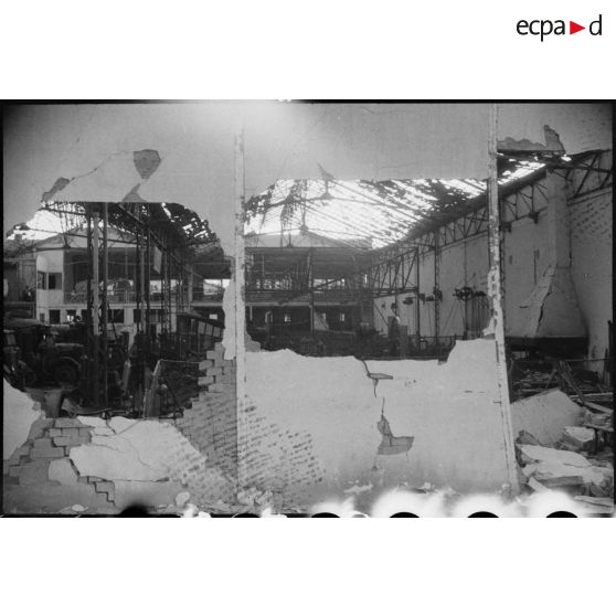 Ruines d'un hangar du port d'Alger après l'incendie d'un navire pétrolier.
