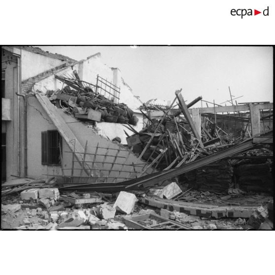 Ruines d'un hangar du port d'Alger après l'incendie d'un navire pétrolier.