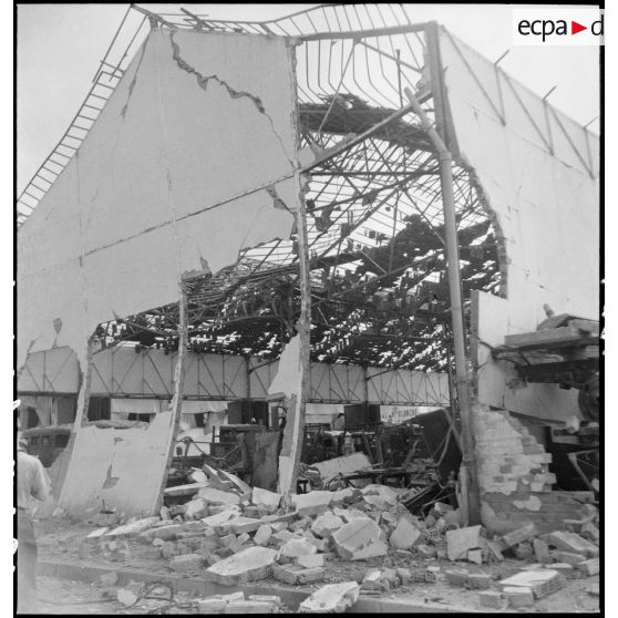 Ruines d'un hangar du port d'Alger après l'incendie d'un navire pétrolier.