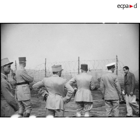 Un groupe d'officiers français constatent les dégâts après l'incendie d'un navire pétrolier dans le port d'Alger.