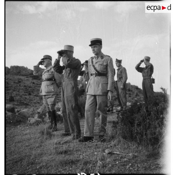 Le général de division Joseph de Goislard de Monsabert et le colonel Auguste-Léon Bonjour observant une manoeuvre.