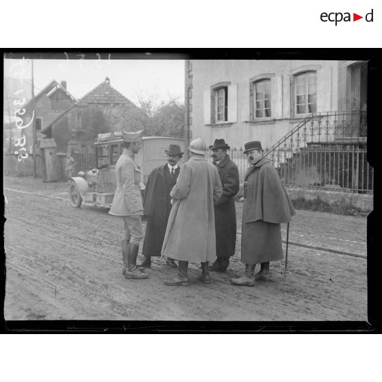 [Militaires français et civils dans une rue de village.]