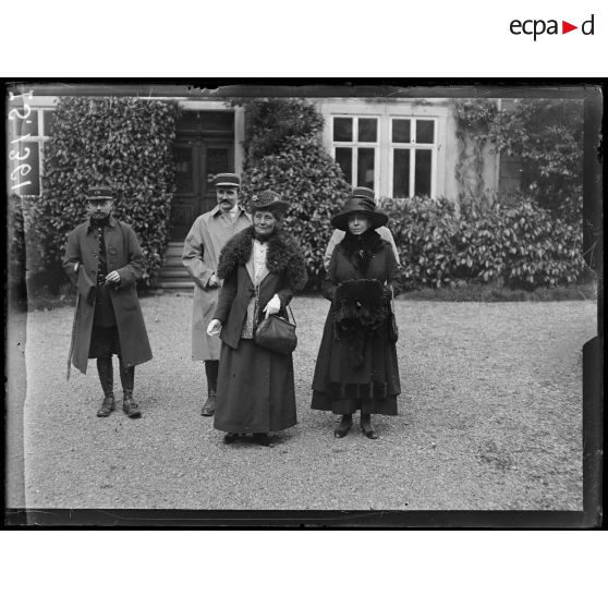 Thann, Alsace. Visite de Mrs Pankhurst et de Mlle Anna Léortin. [légende d'origine]