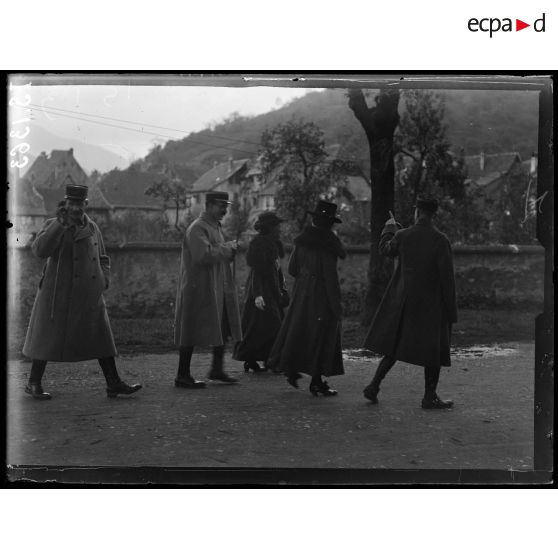 Thann, Alsace. Visite de Mrs Pankhurst et de Mlle Anna Léortin. Mrs Pankhurst et de Mlle Anna Léortin sortent de chez le maire de Thann. [légende d'origine]