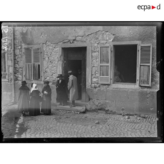 Thann, Alsace. Visite de Mrs Pankhurst et de Mlle Anna Léortin. Mrs Pankhurst sortant des écoles. [légende d'origine]