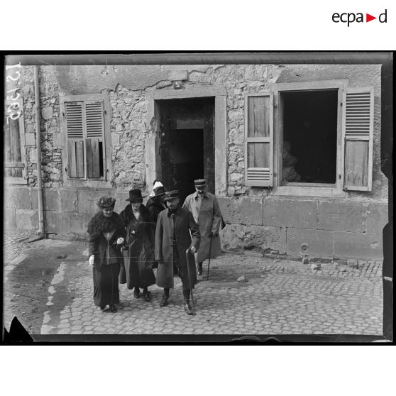 Thann, Alsace. Visite de Mrs Pankhurst et de Mlle Anna Léortin. Mrs Pankhurst sortant des écoles. [légende d'origine]