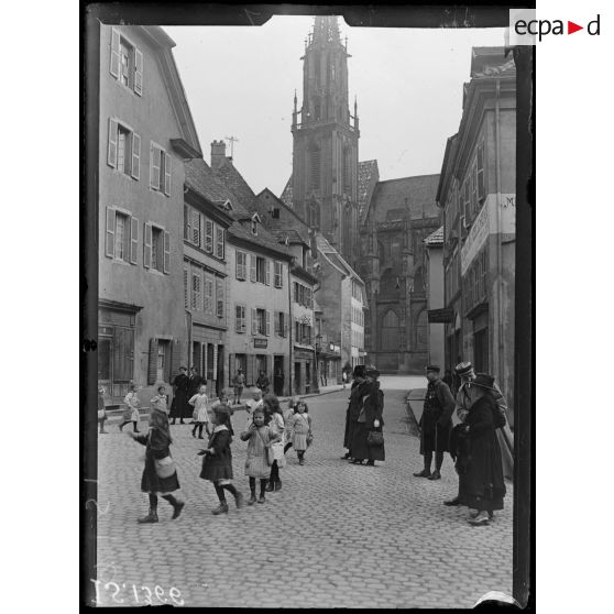 Thann, Alsace. Visite de Mrs Pankhurst et de Mlle Anna Léortin. [légende d'origine]