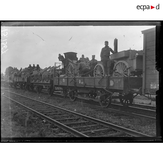 Lure, Haute Saône. Train de troupes américaines allant au front. [légende d'origine]
