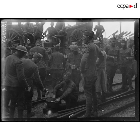 Lure, Haute Saône. Train de troupes américaines allant au front. Distribution de thé pendant l'arrêt. [légende d'origine]